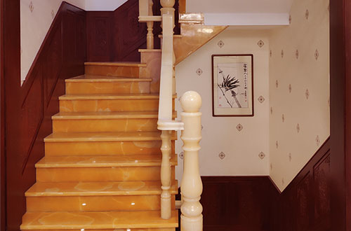 城北中式别墅室内汉白玉石楼梯的定制安装装饰效果
